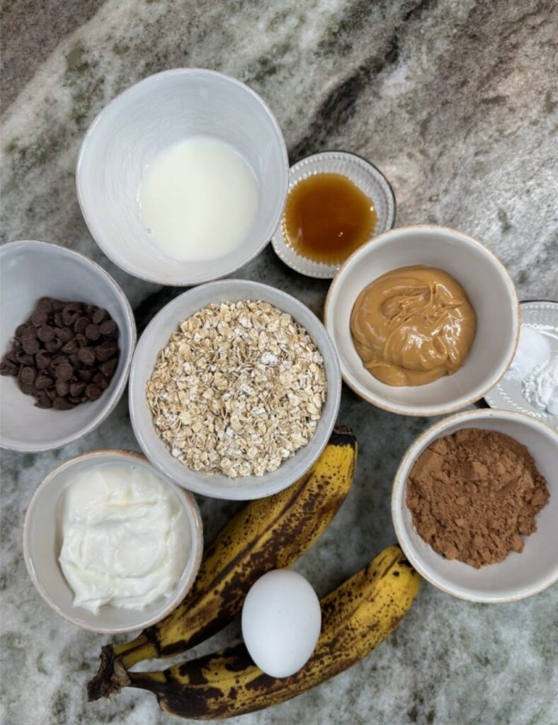 1 cup rolled oats
2 cups water or milk
2 tablespoons cocoa powder
2 tablespoons brown sugar
1/4 teaspoon vanilla extract
1/4 cup chocolate chips
Pinch of salt