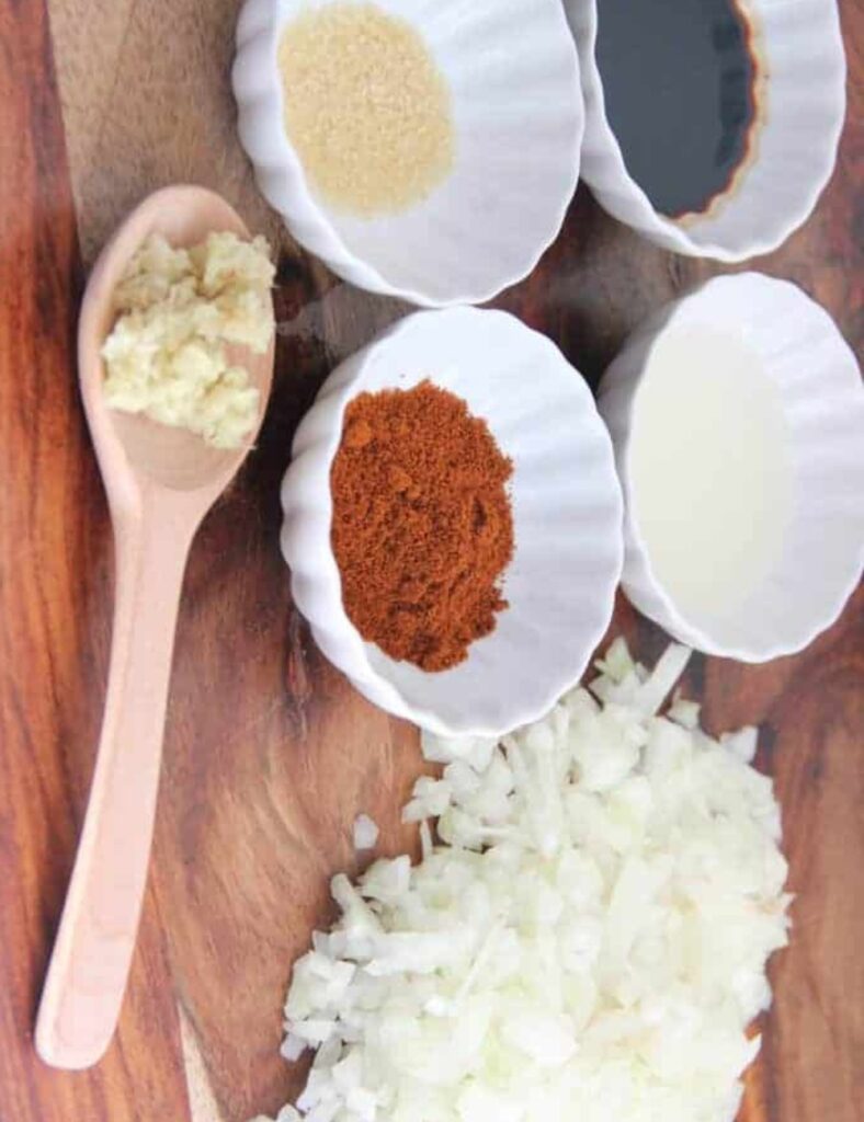 1 pound ground chicken

1 onion, finely chopped

2 cloves garlic, minced

1 tablespoon curry powder

1 teaspoon cumin

Salt and pepper to taste

1 package puff pastry

1 egg, beaten (for egg wash)

Oil for frying