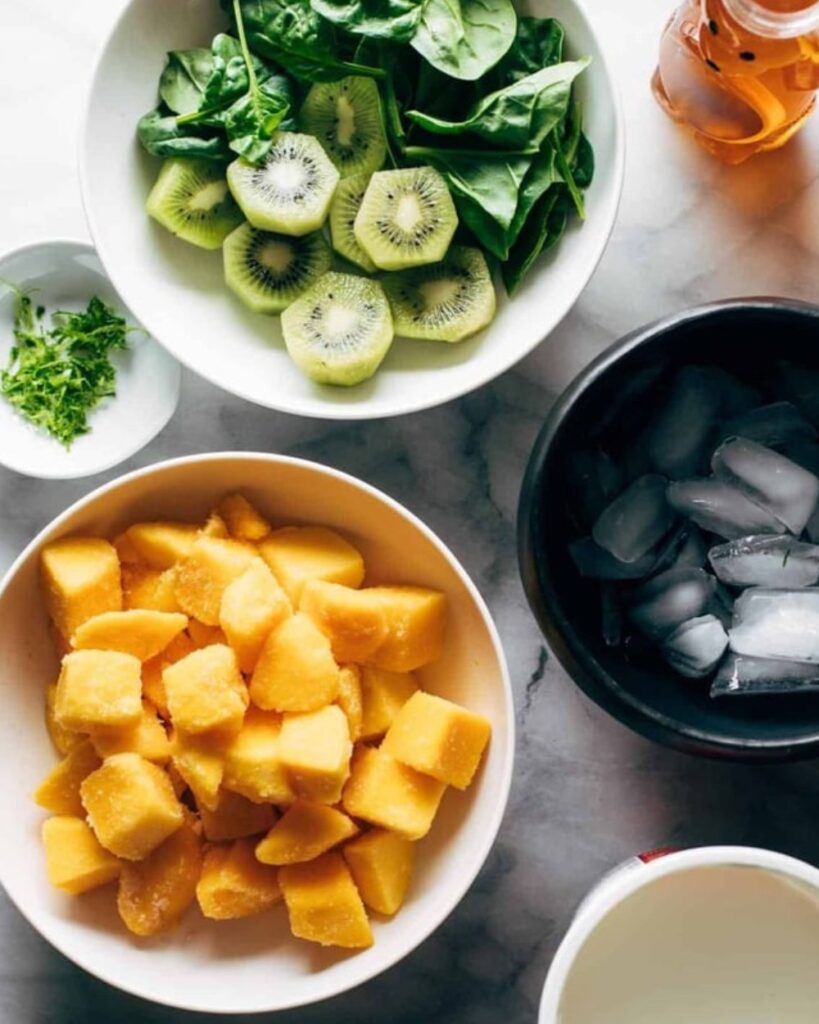 2 ripe mangoes
2 ripe kiwis
1 cup coconut water
1 tablespoon honey (optional)
Ice cubes
Mint leaves for garnish