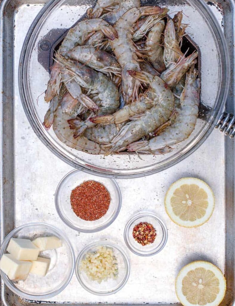 1 pound large prawns, deveined and peeled
4 tablespoons unsalted butter
4 cloves garlic, minced
2 tablespoons fresh lemon juice
Salt and pepper to taste
Chopped parsley for garnish