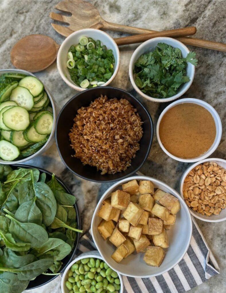 mixed greens (spinach, arugula, or kale)
avocado
cucumber
cherry tomatoes
re onion
feta cheese
olive oil
lemon juice
salt
pepper