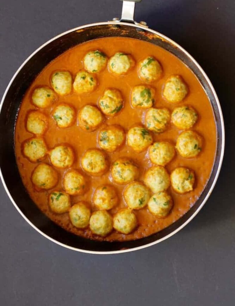 eat olive oil in a large skillet over medium heat. Carefully add the meatballs to the skillet and cook until they’re browned on all sides, about 5-7 minutes. Once browned, remove the meatballs and set them aside on a plate.
