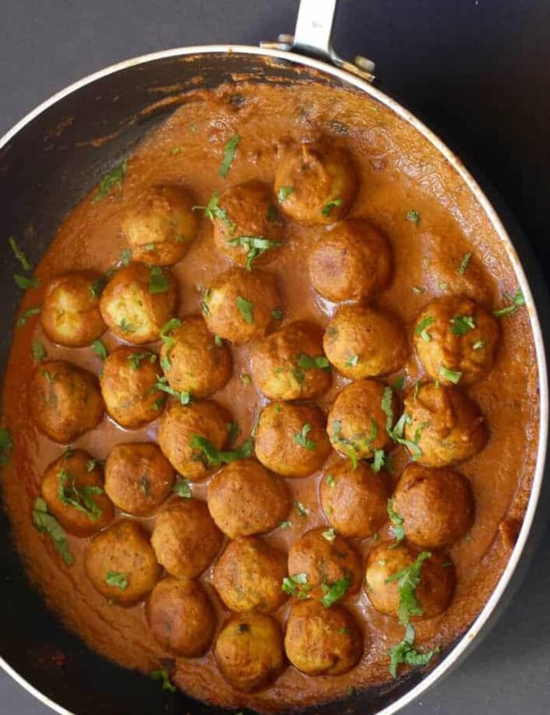 eat olive oil in a large skillet over medium heat. Carefully add the meatballs to the skillet and cook until they’re browned on all sides, about 5-7 minutes. Once browned, remove the meatballs and set them aside on a plate.